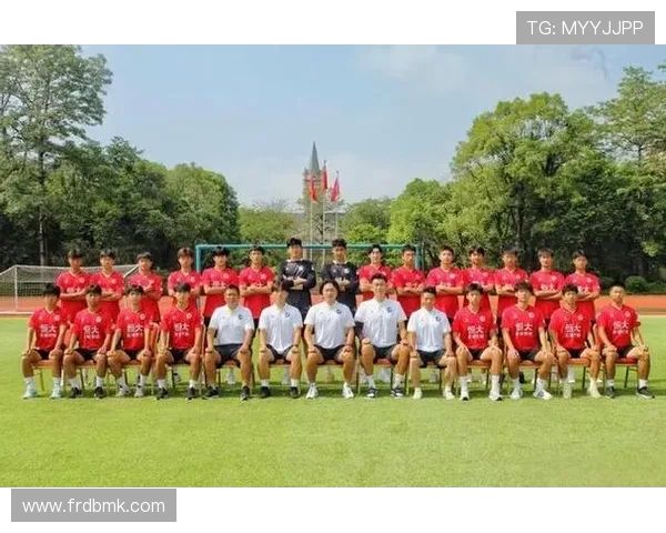 18岁恒大足校小将杨黔东以自由身加盟上海海港球队引发关注 18岁恒大足校小将杨黔东以自由身加盟上海海港球队引发关注